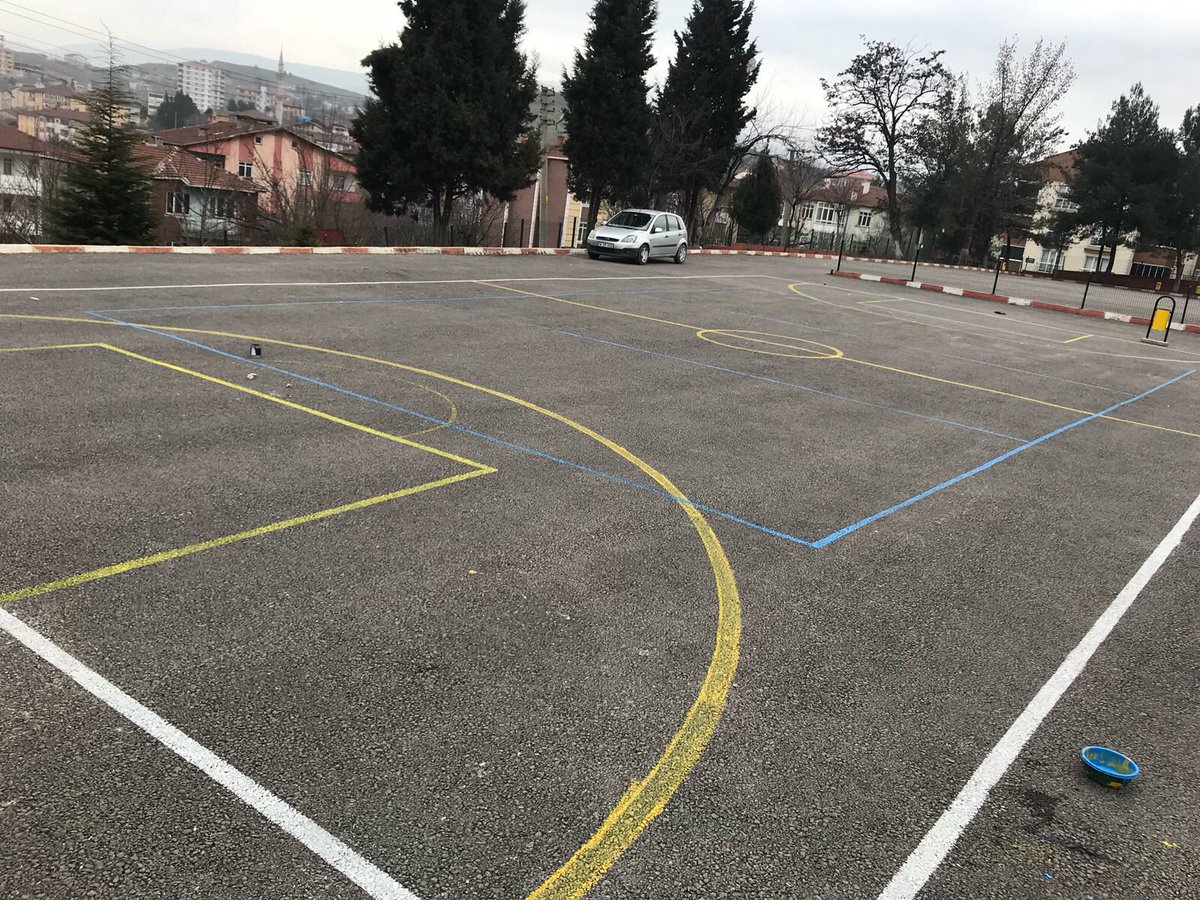 Merkezim Her Yerde projesi kapsamında Mehmet Akif Ersoy Ortaokulumuzun bahçesine Gençlik Merkezi olarak  basketbol sahası çizdik. Öğrenciler saha çiziminde bizlere eşlik ettiler, güzel bereketli geçen bir gün ile hem bizlerin hem de  öğrencilerin yüzü güldü.
#GSBGençlikMerkezleri