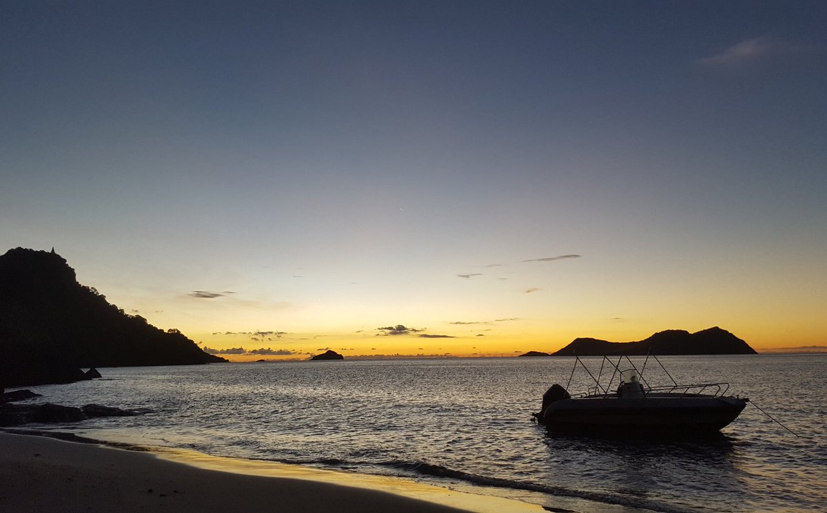 mounia_mc's tweet image. Magnifique coucher de soleil à Mayotte entre les îlots Choizil et Mtsamboro. #beautifulisland @Ile_de_Mayotte