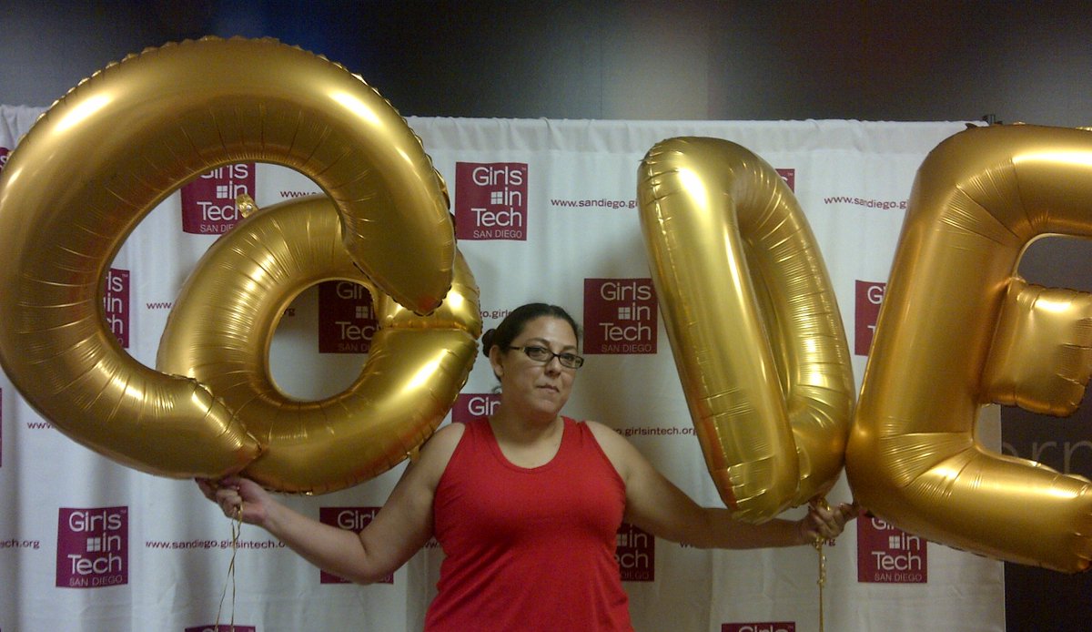 BorderNewsJunki's tweet photo. Had to do the backdrop :) when being tall works #latinageeks #CodeandRose #GITSD @LatinaGeeks @GirlsinTech https://t.co/7yAiJ7BbbC
