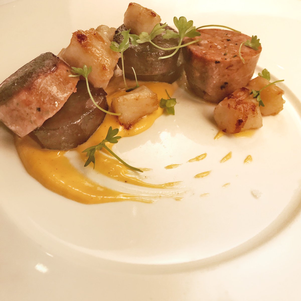No9ParkBOS's tweet photo. From our A la Carte Menu: Nanticket Bay Scallops โ chorizo, heirloom potato, and bell pepper hollandaise. #no9park #no9menu https://t.co/tju4KNEQKa