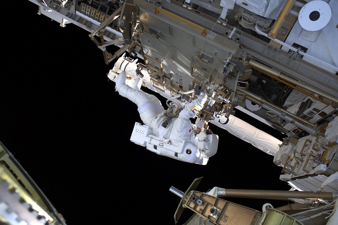 Bottlaeric's tweet photo. [Blog] Il y avait beaucoup à faire sur l'#ISS en cette fin de semaine. Heureusement, tout le monde s'est entraidé: le cargo #ProgressMS08 est à bon port et les opérations #EVA48 avec le bras Canadarm sont terminées.
https://t.co/C2ZY6UGDvI https://t.co/SBak8vmwAo
