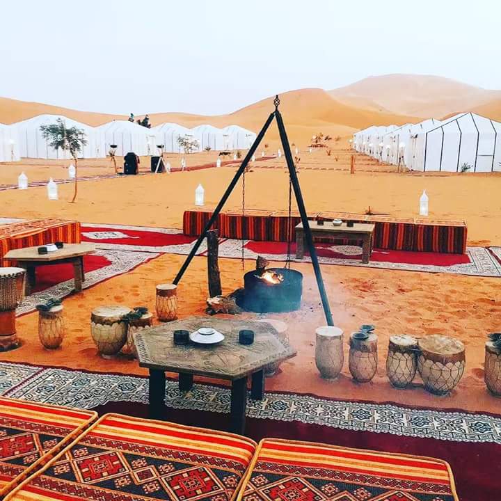 Jamil73080415's tweet photo. @chiccachanel buona giornata, dal deserto del sahara, io e alcuni turisti dall'italia https://t.co/JsE1gc5Fhg