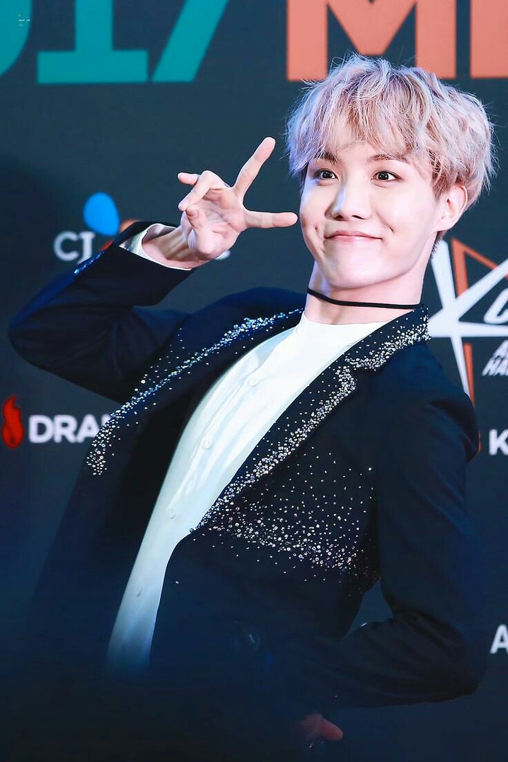 bomba3012's tweet photo. 24 годика исполняется самому весёлому участнику #BTS 🎉

💚 J-Hope
💚 солнечный свет
💚 надежда всея бантан
💚 человек-улыбка
💚 мастер рэпа
💚 вирус счастья
💚 король танцев

#ARMY любят тебя всем сердцем!💛

С Днём рождения, солнышко!💞

#HAPPY_JHOPE_DAY
#GoldenHobiDay https://t.co/9F3kNwy5kR