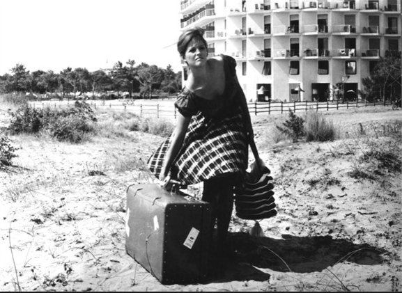 sbRocko_'s tweet photo. In questo momento su @RaiStoria #ClaudiaCardinale in #LaRagazzaConLaValigia.
#JacquesPerrin #Zurlini #GirlWithASuitcase #Masterpiece
#RaiStoria https://t.co/CKe6Z4VmCY