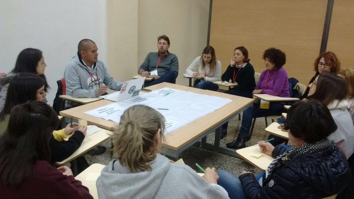 Entreculturas's tweet photo. Al mismo tiempo que l@s jóvenes construyen e intercambian experiencias, l@s acompañantes y docentes también hacen su parte trabajando en talleres un modelo de aula y espacios educativos alternativos al servicio de la transformación #enMovimiento #Aventurate https://t.co/Q8EbZJxzYt