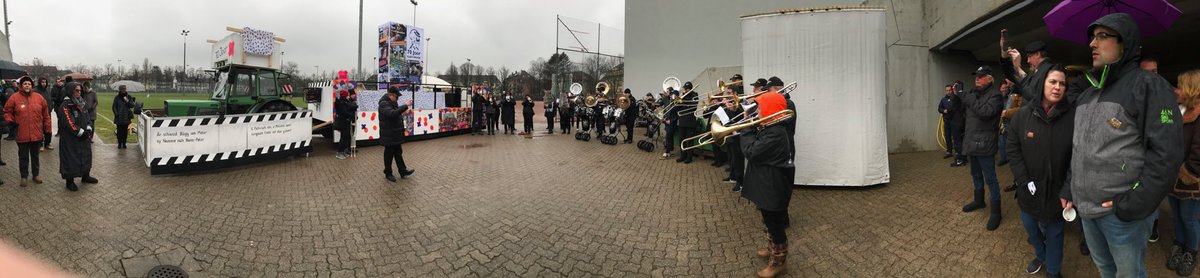 squirrel_tweet's tweet photo. Ich musste 52 werden um an der erste Wagen Vernissage eingeladen zu sein,  merci Dani https://t.co/yTSgFgKqQT