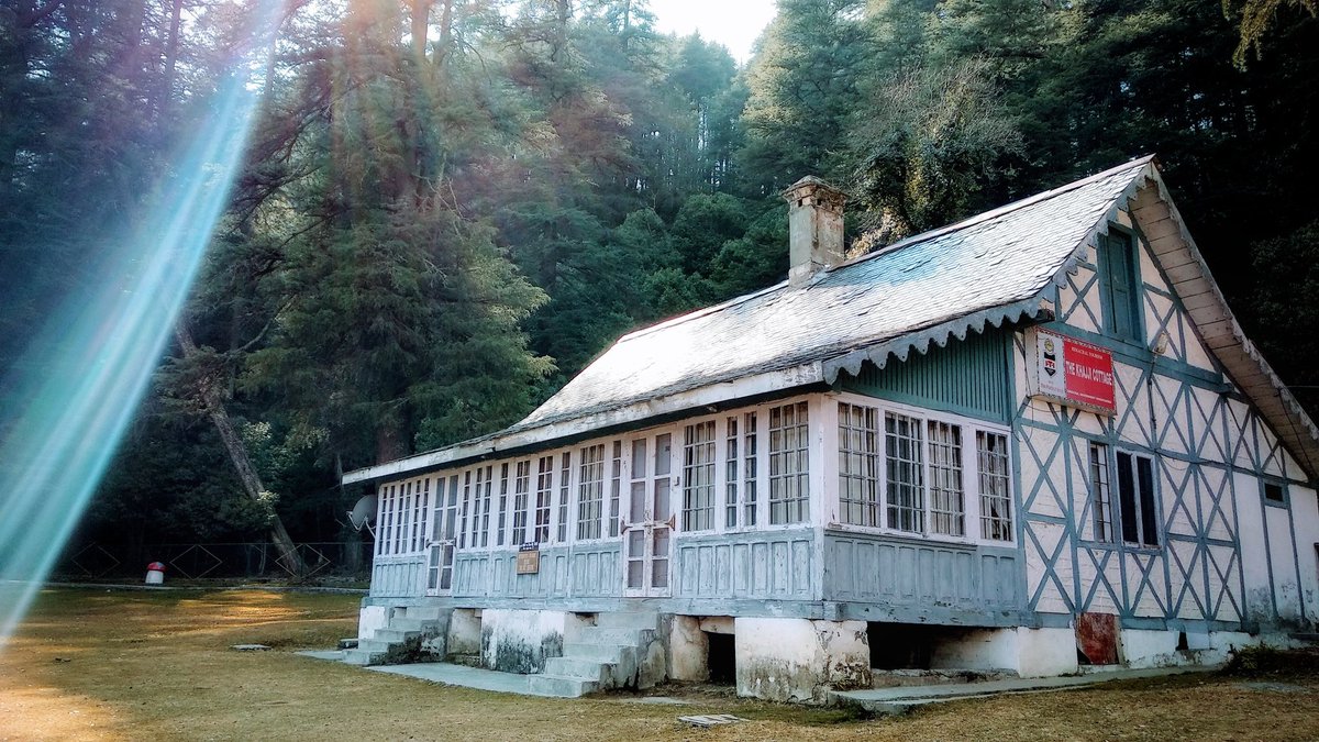 This looks like a place where Shakespeare might used to sit and write those plays. #naturephotography #naturelover  #Shakespeare #literaturelove #HimachalPradesh