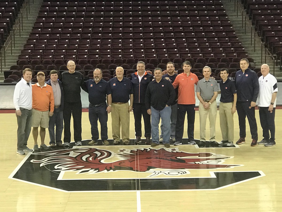 CTimJackson's tweet photo. Thanks to @coachbrucepearl for showing our @TigersUnlimited donors a great time on the usc b-ball trip. https://t.co/JVe0ecgYLW
