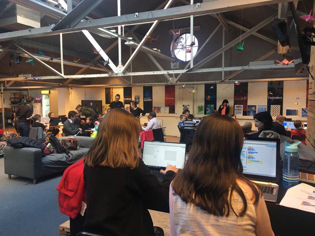 TotoroCoderdojo's tweet image. Coding with friends #girlswhocode @coderdojo