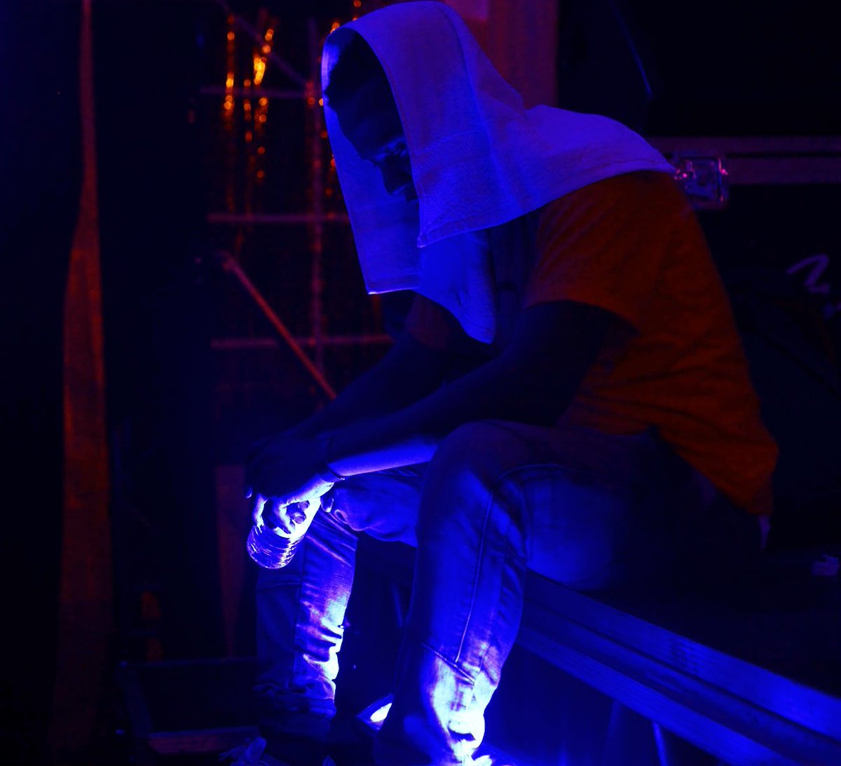 DjAludah's tweet photo. A short prayer b4 we rock up the stage. #PrayersMoveMountains https://t.co/zLAIXaWJ7E