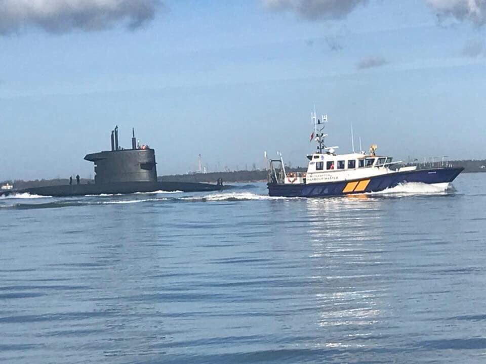 Dutch submarine Walrus now in Southampton with Safehaven’s Interceptor 55 Pilot Boat “Pathfinder” @PortofSoton @captainbob76
