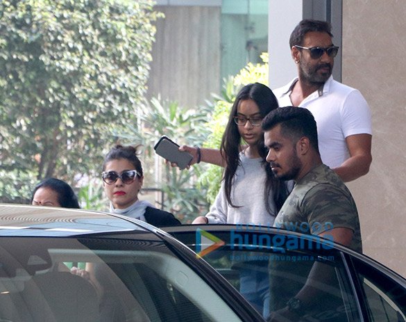 Itsmesasidhar's tweet photo. #Parties_And_Events #Ajay_Devgn #Kajol Ajay Devgn with family spotted at Yauatcha, BKC https://t.co/fWAYXqAtfO https://t.co/WaqcwZA42S