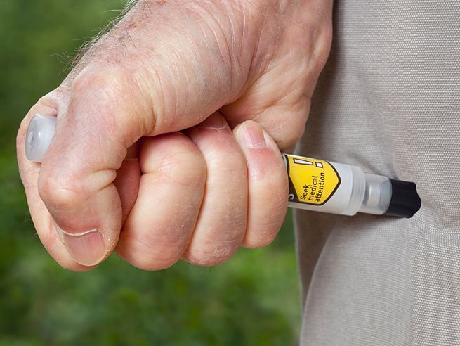 FoodAllergy's tweet image. We can't say it enough. Epinephrine is the first line treatment for anaphylaxis. To be most effective, epinephrine must be administered quickly during an anaphylactic reaction. Learn the basics of how to use an epinephrine auto-injector. buff.ly/2EJprSN