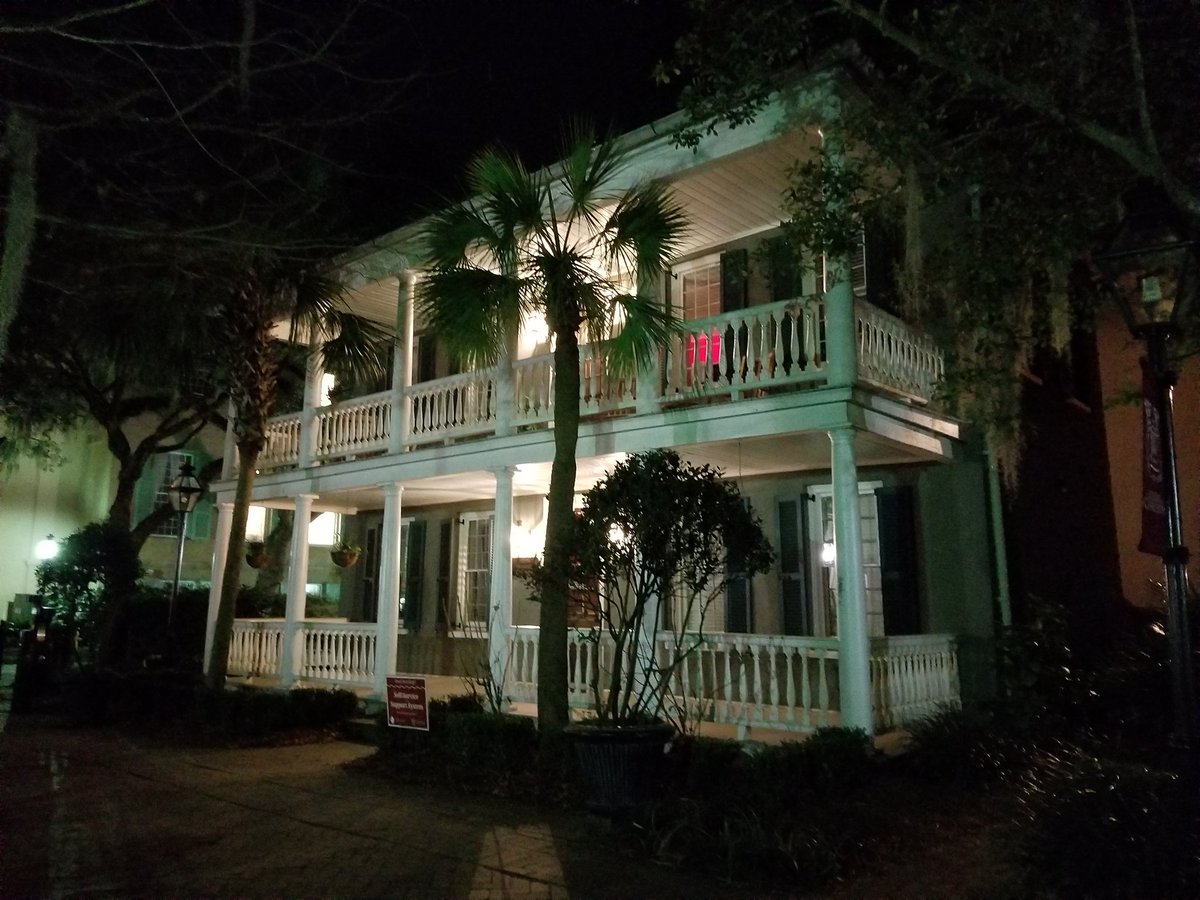 Sheugs's tweet image. Verra Cool
#HauntedCharleston Tour
#ElderlyLadyByTheSea
Ed Macy is #TheBest
😨
 #SouthCarolinaSmilingFacesHauntedPlaces
@RealWillWillis @scgirl69 @ladybay8 @GHJNancy @Emmalines_Mom @MaryRuthStarr @soulsharbor1fan @Carmy33 @tupperdscw @barbaramills1 @sarahjaswim @SamsSecretAlias