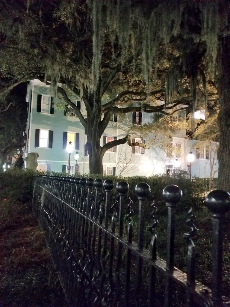 Sheugs's tweet image. Verra Cool
#HauntedCharleston Tour
#ElderlyLadyByTheSea
Ed Macy is #TheBest
😨
 #SouthCarolinaSmilingFacesHauntedPlaces
@RealWillWillis @scgirl69 @ladybay8 @GHJNancy @Emmalines_Mom @MaryRuthStarr @soulsharbor1fan @Carmy33 @tupperdscw @barbaramills1 @sarahjaswim @SamsSecretAlias