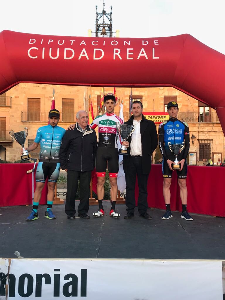 BaqueTeam's tweet photo. #MemorialSanroma En lo más alto del podio, un @angelfuentespa que nos ha brindado la primera victoria de la temporada.
Zorionak!
#BaquéIdeusBHTeam #pedaleamosjuntos https://t.co/r0ekvQE3TP