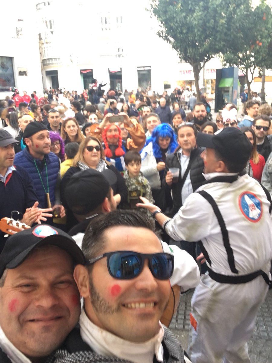 CuartetoCai's tweet photo. Ahora mismo en plaza de #palillero #Cádiz #CarnavalCallejero #Carnavales2018  🎭 https://t.co/gG97KIYa8C