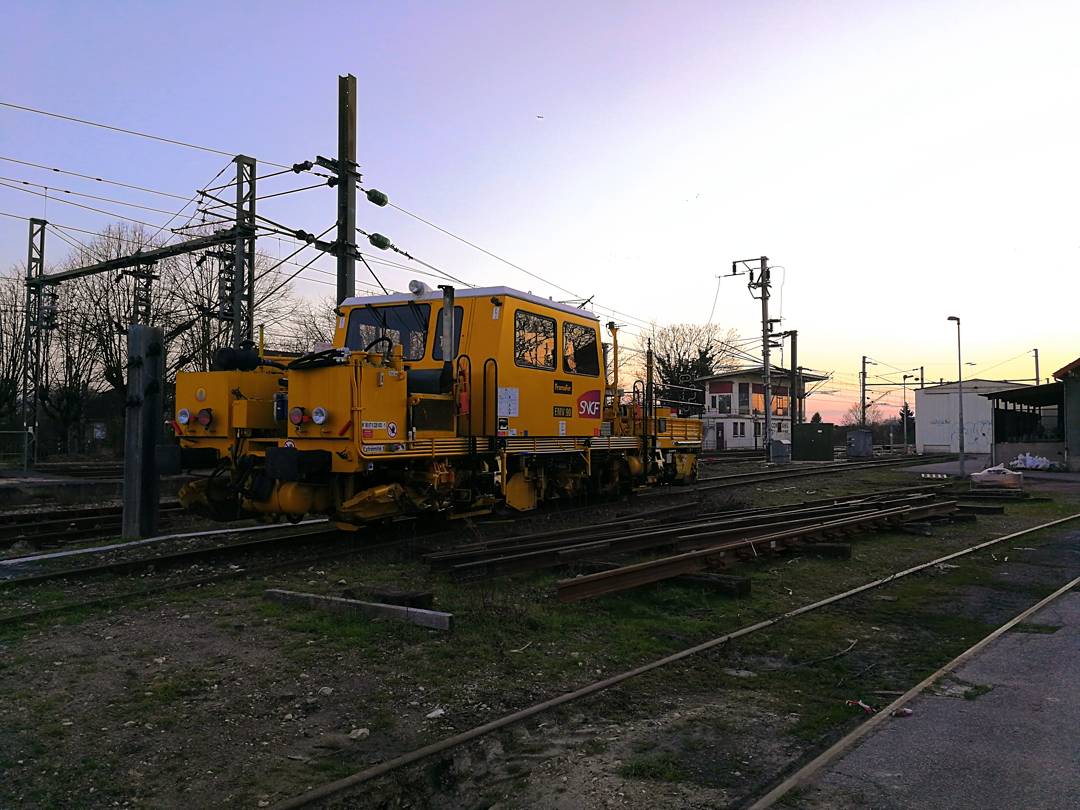 Infrapower19_95's tweet photo. EMV au soleil couchant ! @SNCFReseau @SNCF @LIGNEJ_SNCF #sncfinfra #infrastructure #SNCF #voie #SNCFreseau https://t.co/VvIS0hqoQJ