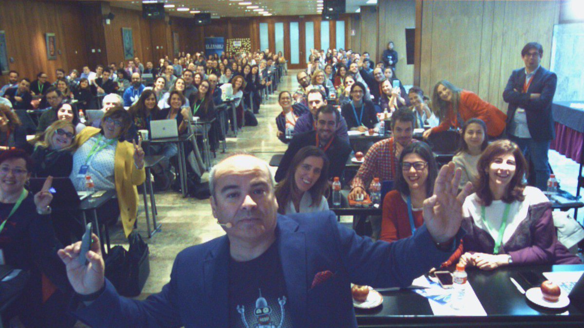 JavierSirvent's tweet photo. El primer selfie realizado por un robot, en el @SantanderSW #SSWS2018. #Jibo es una de las criaturitas de @CasualRobots, trabajando durante la nueva conferencia #AmazonMeMata https://t.co/SknD3Y8RmJ