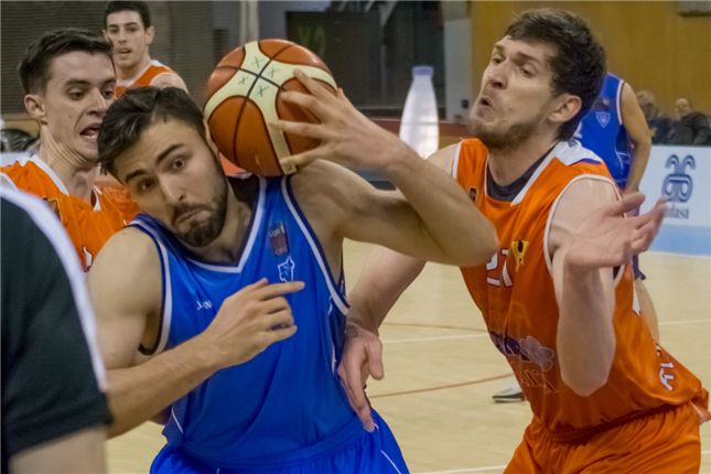 CompeticionFEB's tweet photo. #LEBOro: Brutal. Emanuel Cate se fue hasta los 21 rebotes en la visita del  @CBPrat a Riazor ⬇
https://t.co/RUTSnaauH9 https://t.co/c6CKSWjbS9