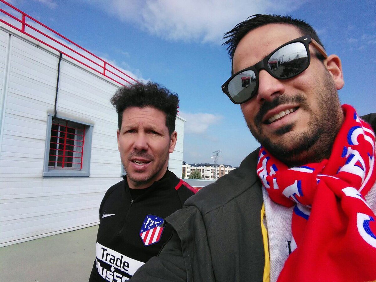 Atleticoslorca's tweet photo. Aquí un gran #atletico (Miguel Moreno) con la bufanda de los #atleticosdelorca con el gran @Simeone #atleticos #lorca hoy en #madrid https://t.co/eOY7S0sjc4