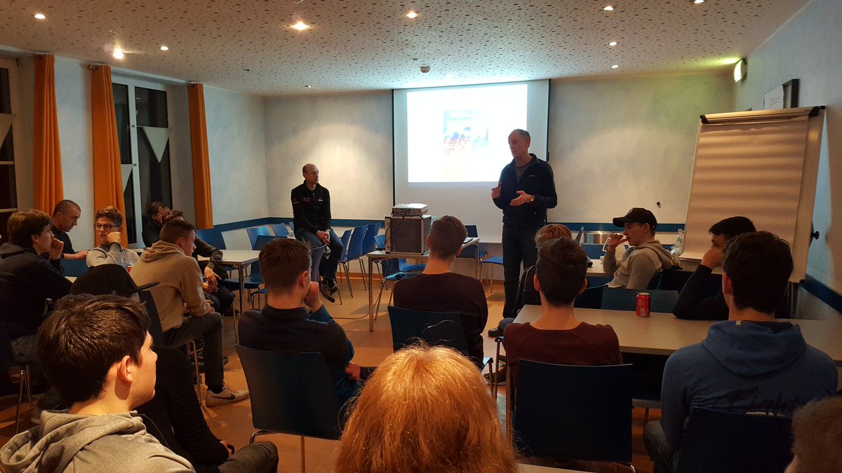 MHonderdors's tweet photo. Clinic trainingsleer #limburgcyclingwielerkamp https://t.co/Iljm0EGWmt