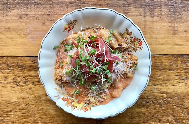 PlateauCom's tweet photo. @farinemtl  https://t.co/GwJ53Zpgq7  Cavatelli, roasted red pepper, jamón serrano... open until 5:00pm. #farinemtl #stviateur #mileend #montreal #bienmangerbienvivre #brunch https://t.co/c9Oq3y6CmW