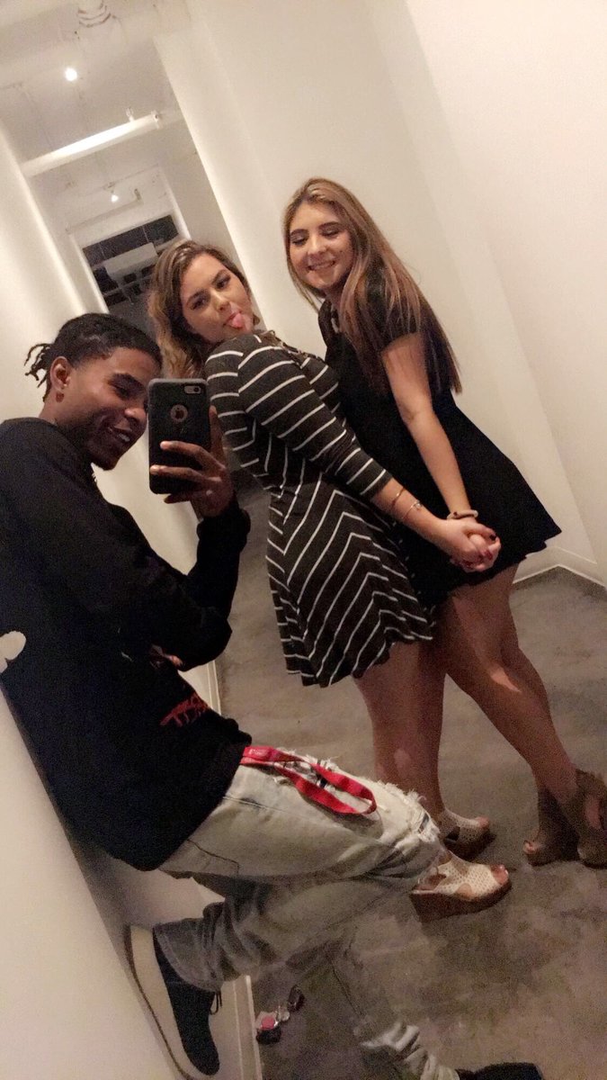 kat988's tweet photo. This BOY who blocked me months ago and has the audacity to make my picture his profile picture and put emojis over me and my sisters faces just so he can flex smh https://t.co/q5Kdo9ggdD