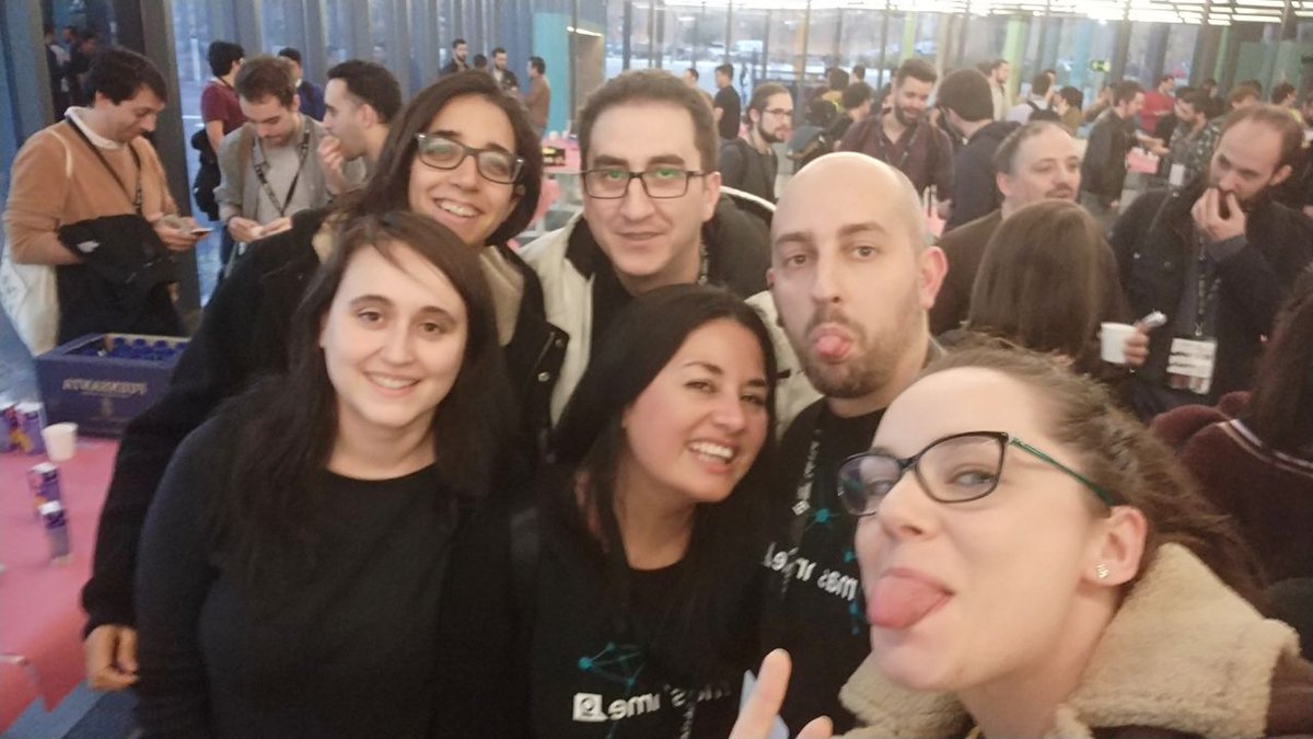 VictorSanchez's tweet image. No les puedo querer más ni pueden ser mejores! @mashmeio #frontendmafia @globitss @felixzapata @metatron18es Amalia @carol_corredor @zmencay  #FrontFest18