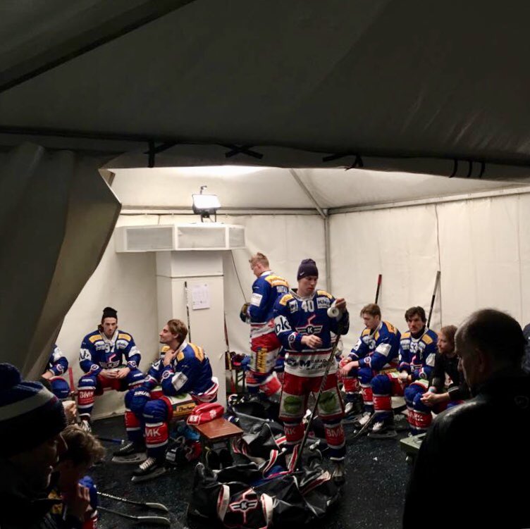 EHC_Kloten_1934's tweet photo. 1:0 für Lugano nach einem gespielten Drittel im Finale vom All Saints Cup. Erholung im Pausenzelt. #pause #hclehck #allsaintscup https://t.co/6Zr5xGZK2P