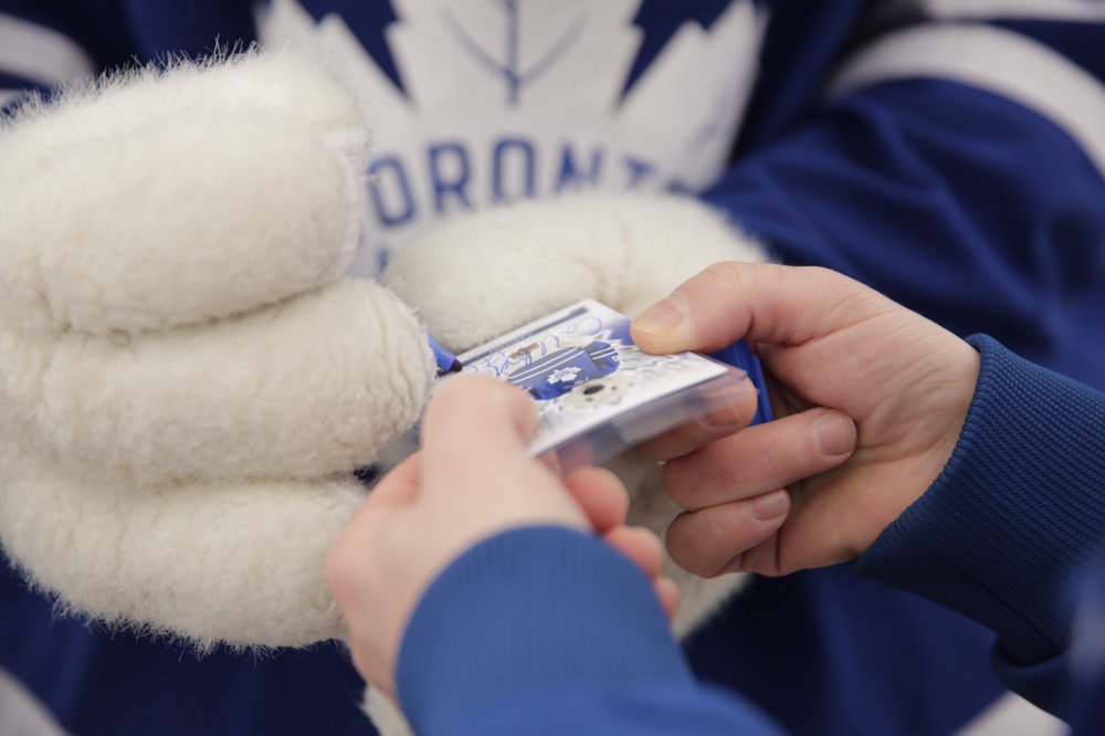 .@CarltonTheBear is always happy to sign an autograph. #WinterWeek https://t.co/aHBjrHnOtT