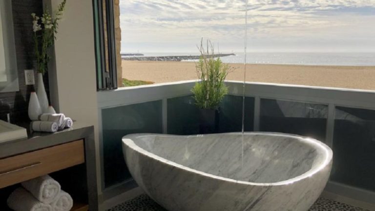 Immerse yourself in the latest design trend: soaker tubs trib.al/nWKd0ER <a href="/KALLISTAfaucets/">KALLISTA</a> <a href="/thenkba/">The NKBA</a> <a href="/ThompsonTraders/">Thompson</a>