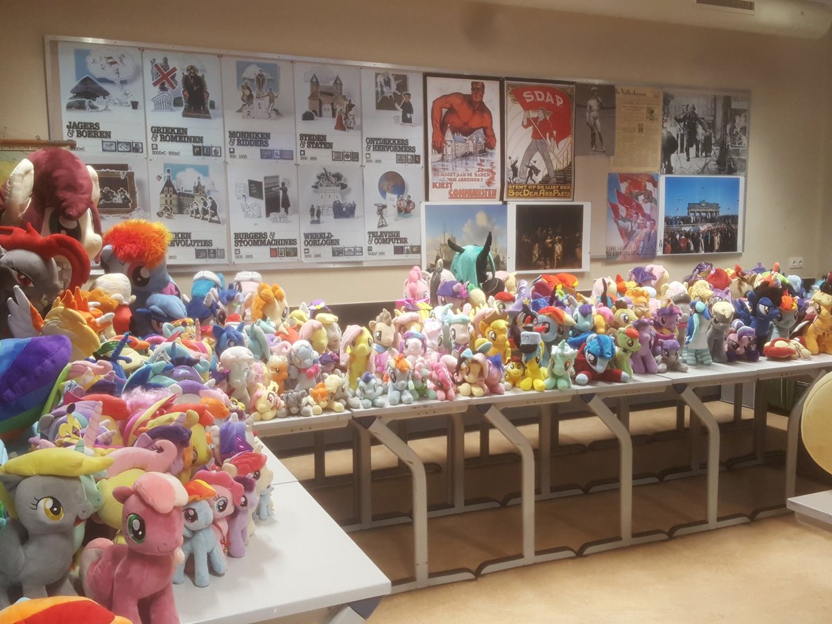 HWConvention's tweet photo. Have you seen the big plush meet up at PlushieCon yet? #hwcon2018 https://t.co/T3cZKCUKHJ
