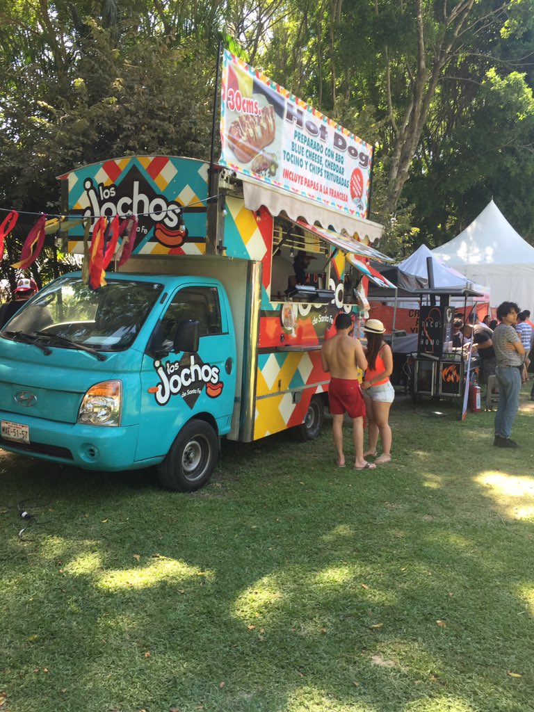 Así <a href="/Bahidora/">Bahidorá</a> #foodtrucks #Turkeylegs 🌭💛🍗