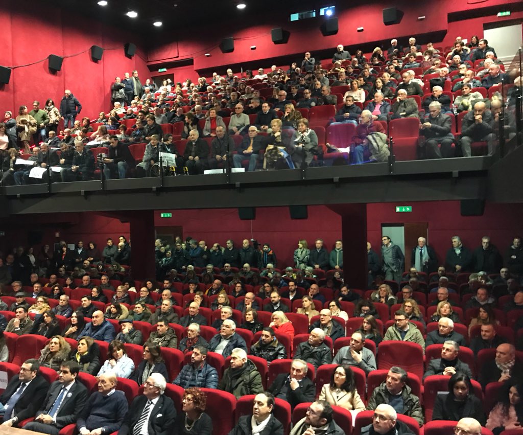 I sondaggi ci danno intorno al 3%
Ma poi entro in questo cinema di #Altamura e vi guardo e siete proprio tanti e allora ho la certezza che altro che #quartagamba non siamo una gamba e non saremo quarti!
Con <a href="/Zullo_Ignazio/">Ignazio Zullo</a> avanti cosi!