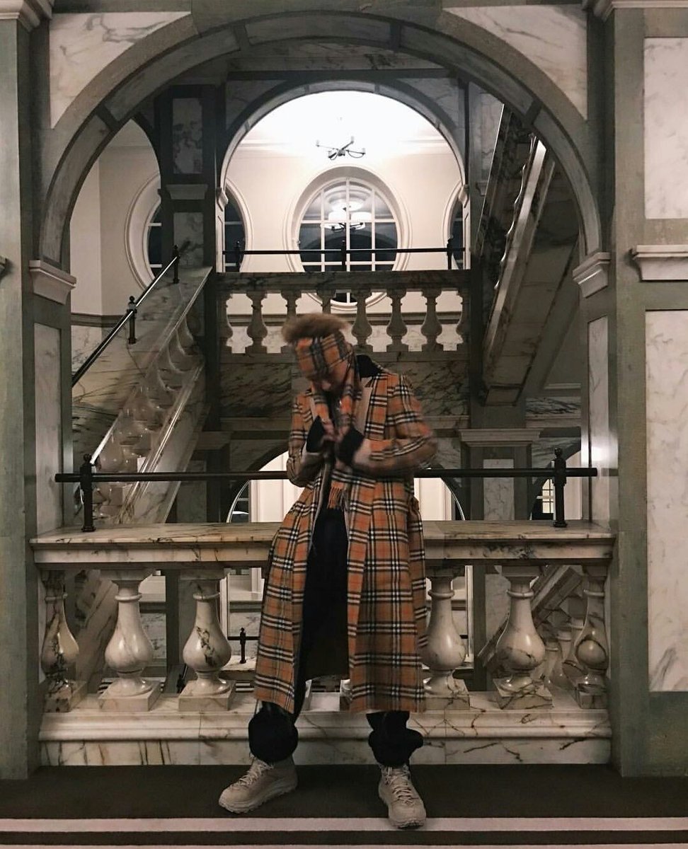 아니 제일 신기한건 혁이는 어떤 옷을 입던 그걸 소화한단마리야 체크도 개이쁘네....(코물쓰윽😑