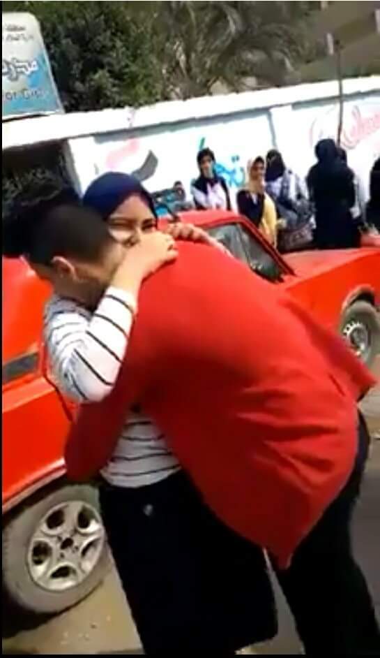 EmeeAAhmed's tweet photo. طفلين في اعدادي راح قدام مدرستها وقدام الشارع وقالها بحبك وحضنها وباسها وصورو فيديو ونشروه عالنت ..

ماتربوا عيالكوا ياجماعة هيجيبلكم العار ..  مش كدا والله 😒

ايه المستوي المتدني من الاخلاق اللي وصلناله ده 👿 https://t.co/TaVT8fjtr0