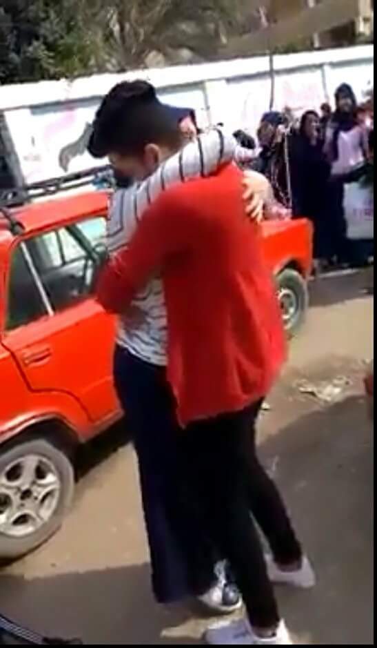EmeeAAhmed's tweet photo. طفلين في اعدادي راح قدام مدرستها وقدام الشارع وقالها بحبك وحضنها وباسها وصورو فيديو ونشروه عالنت ..

ماتربوا عيالكوا ياجماعة هيجيبلكم العار ..  مش كدا والله 😒

ايه المستوي المتدني من الاخلاق اللي وصلناله ده 👿 https://t.co/TaVT8fjtr0