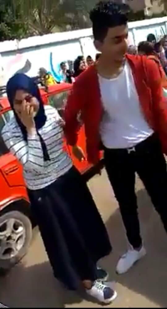 EmeeAAhmed's tweet photo. طفلين في اعدادي راح قدام مدرستها وقدام الشارع وقالها بحبك وحضنها وباسها وصورو فيديو ونشروه عالنت ..

ماتربوا عيالكوا ياجماعة هيجيبلكم العار ..  مش كدا والله 😒

ايه المستوي المتدني من الاخلاق اللي وصلناله ده 👿 https://t.co/TaVT8fjtr0