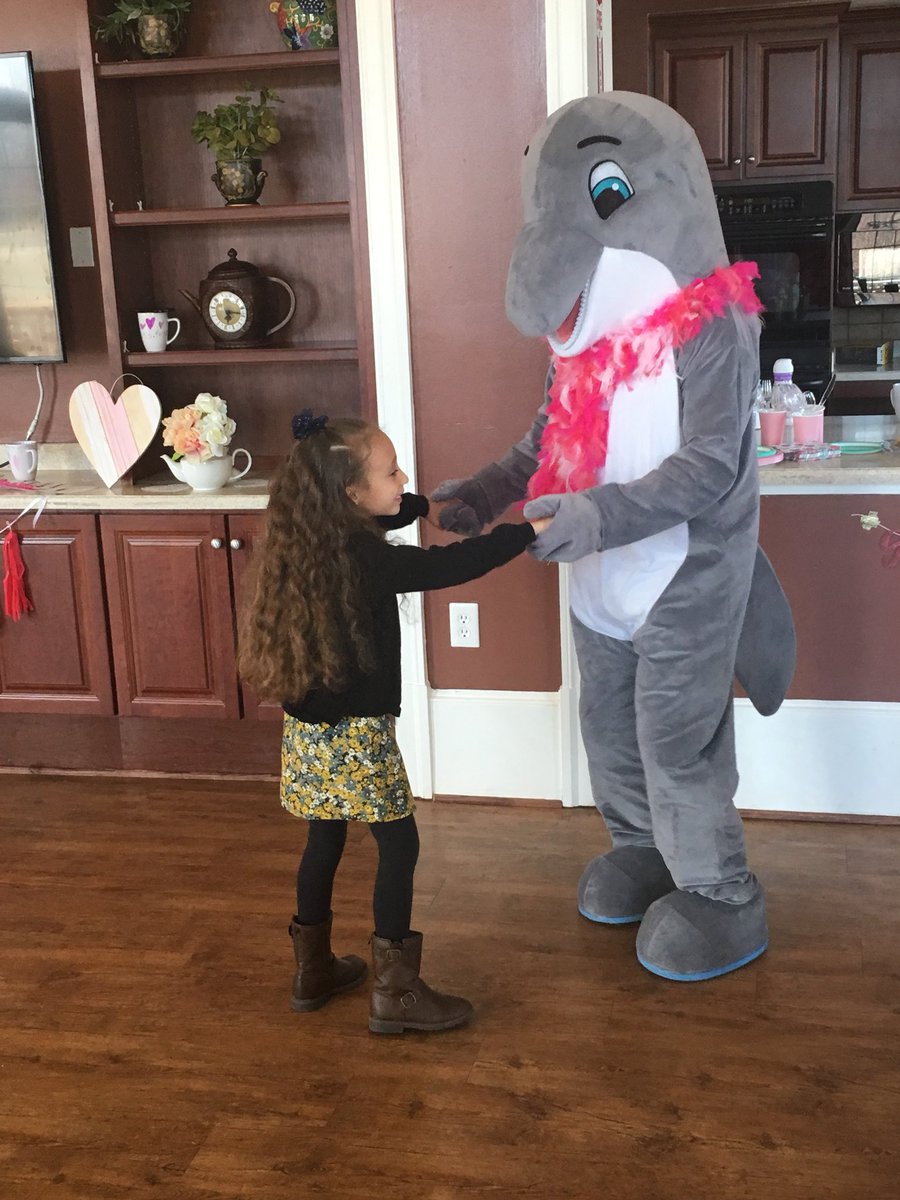 FtBelvoirES's tweet photo. Ms. Falstad’s 1st graders were sure do know how to have a fun Saturday! #WeHadTea #PinkysUp #FtBelvoirPrimary https://t.co/kRuWJITiiI