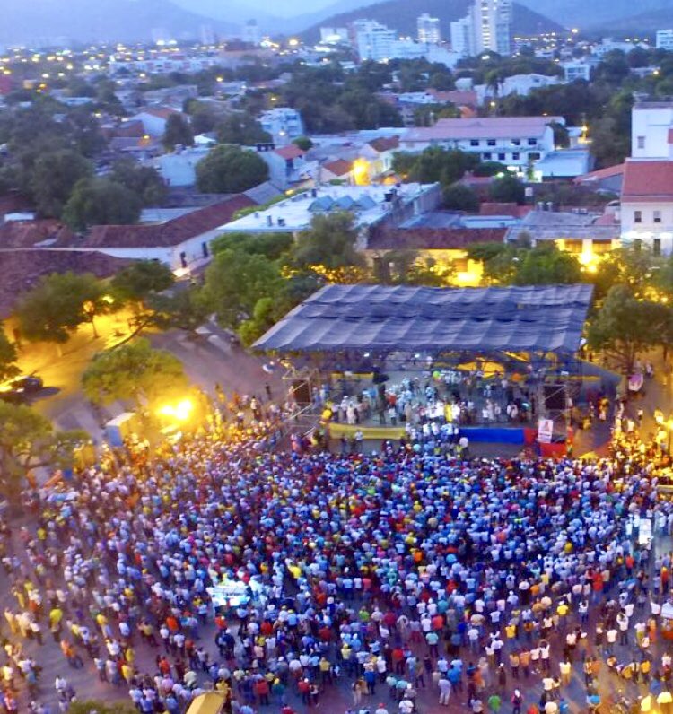 jorgerojas2022's tweet photo. Buen augurio: Hasta el palo de mango llenó hoy @petrogustavo la plaza de Valledupar
#PetroEnValledupar https://t.co/HGKwNTXo0P