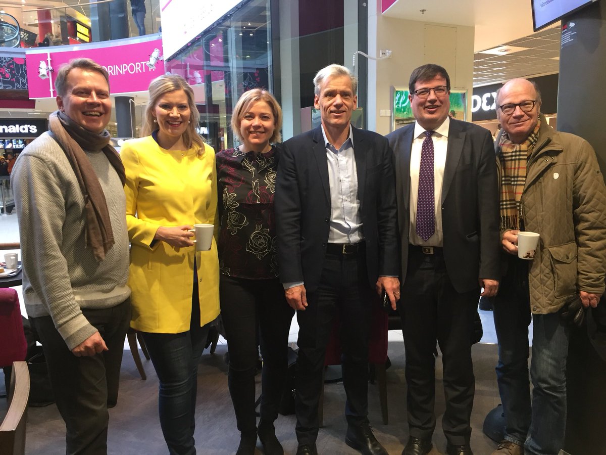 Hyvällä porukalla Pirkanmaan kansanedustajien kanssa tänään Tampereen Koskikeskuksessa. Väkeä ja keskustelua riitti Suomen ja Euroopan asioista. Kiitos kaikille osallistujille! #kokoomus #tehdäänyhdessä