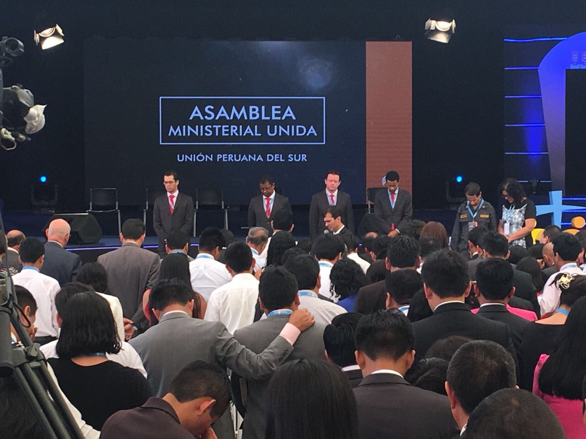 prmiltonandrade's tweet photo. Última apresentação da 28a formação do @Arautos -  17/2/18 na Universidade Adventista do Peru. https://t.co/G5kRACmJkI