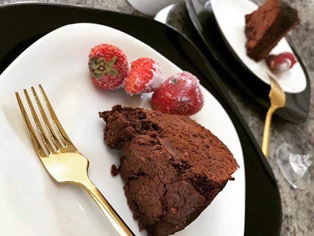 aschenti's tweet image. Chocolate cake just because it’s that time in the afternoon when we want something sweet. 🍫 And chocolatey! 👉🏾 Head over to our blog for the recipe (aschenti.com) #saturdayfun #farmtotable aschenticocoa ift.tt/2Fc6KFp