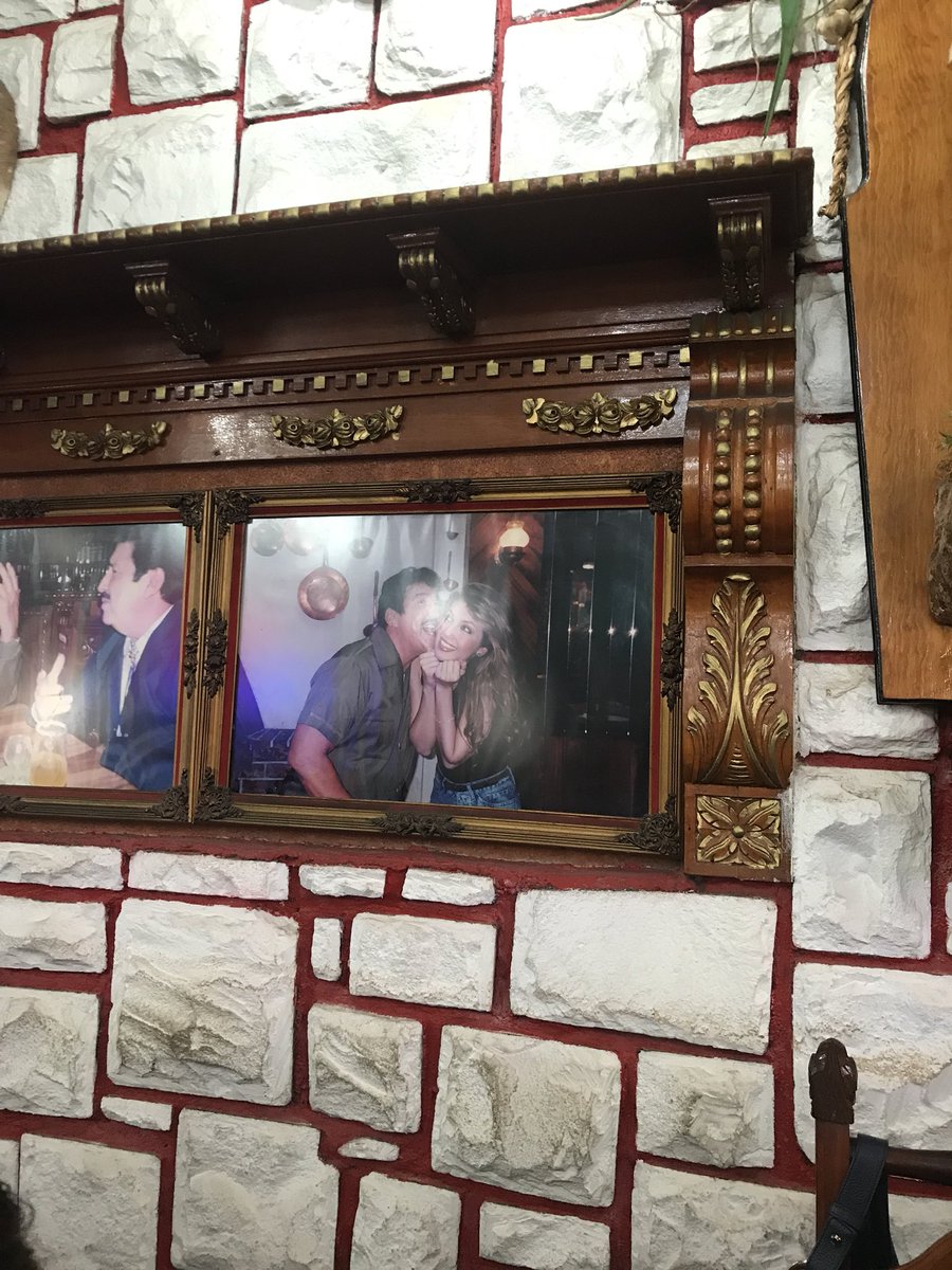 Aquí comiendo frente a <a href="/thalia/">Thalia</a>! Cuando vienes a Monterrey hermosa?