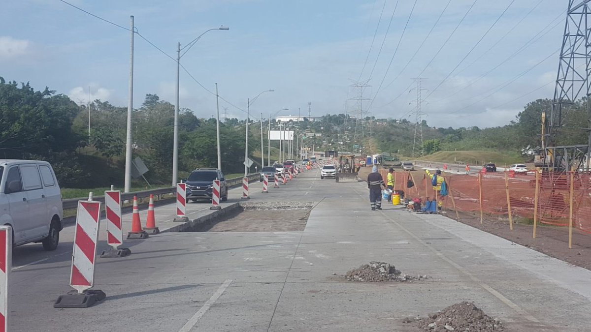 policiadepanama's tweet photo. Maneje con #PRECAUCIÓN, ya que en estos momentos se lleva a cabo la reparación de varios tramos de la vía Corredor Norte en dirección a la garita de peaje de Brisas del Golf, en San Miguelito. #ZP17 https://t.co/GjPFeXCpn9