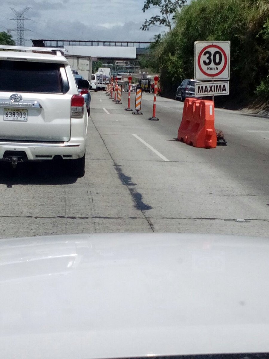 policiadepanama's tweet photo. Maneje con #PRECAUCIÓN, ya que en estos momentos se lleva a cabo la reparación de varios tramos de la vía Corredor Norte en dirección a la garita de peaje de Brisas del Golf, en San Miguelito. #ZP17 https://t.co/GjPFeXCpn9