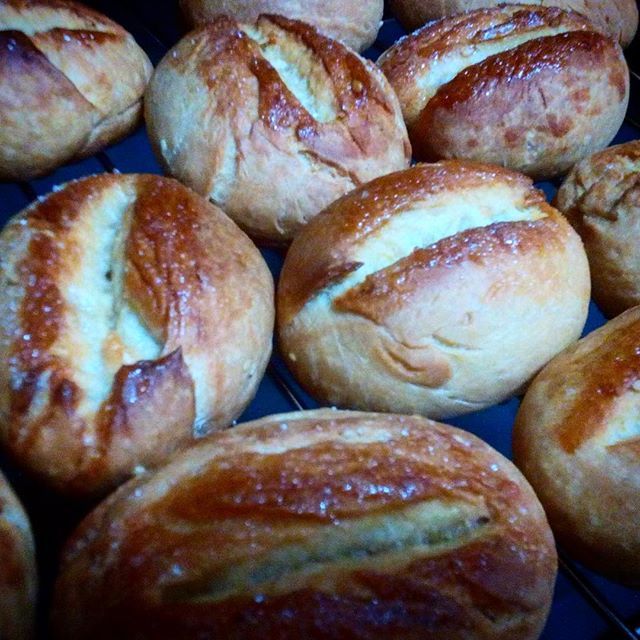 Fani_Ruilo's tweet photo. Panecillos de leche de naranja con la receta de Juani de Ana Sevilla hechos en thermomix. 
#panecillos #recetas #thermomix #panecillosdeleche #recetasthermomix #locaserosabemejor #alhorno https://t.co/ou3FhLXBCR https://t.co/4i6mXFvMQt