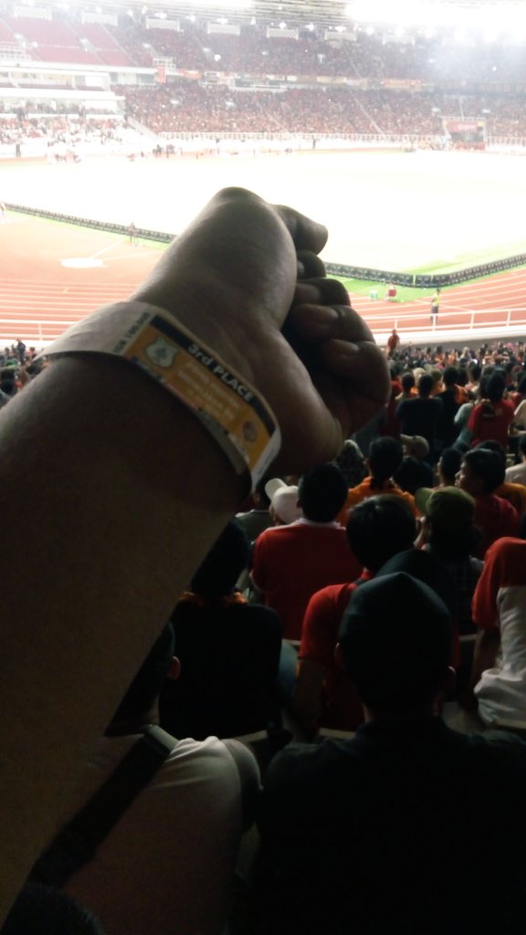 BoroUnity's tweet photo. Selalu banyak cara utk mengawal sang Jawara! Terimakasih @SMeCKPSMS sampai jumpa dikasta tertinggi liga busuk ini dan alhamdulillah throphy ke2 dithn ini .kerinduan angkat piala terbalas sudah ,selanjutnya bidik liga 1 @Persija_Jkt #Celebrated🍻🐯 https://t.co/0yvCTyS39G