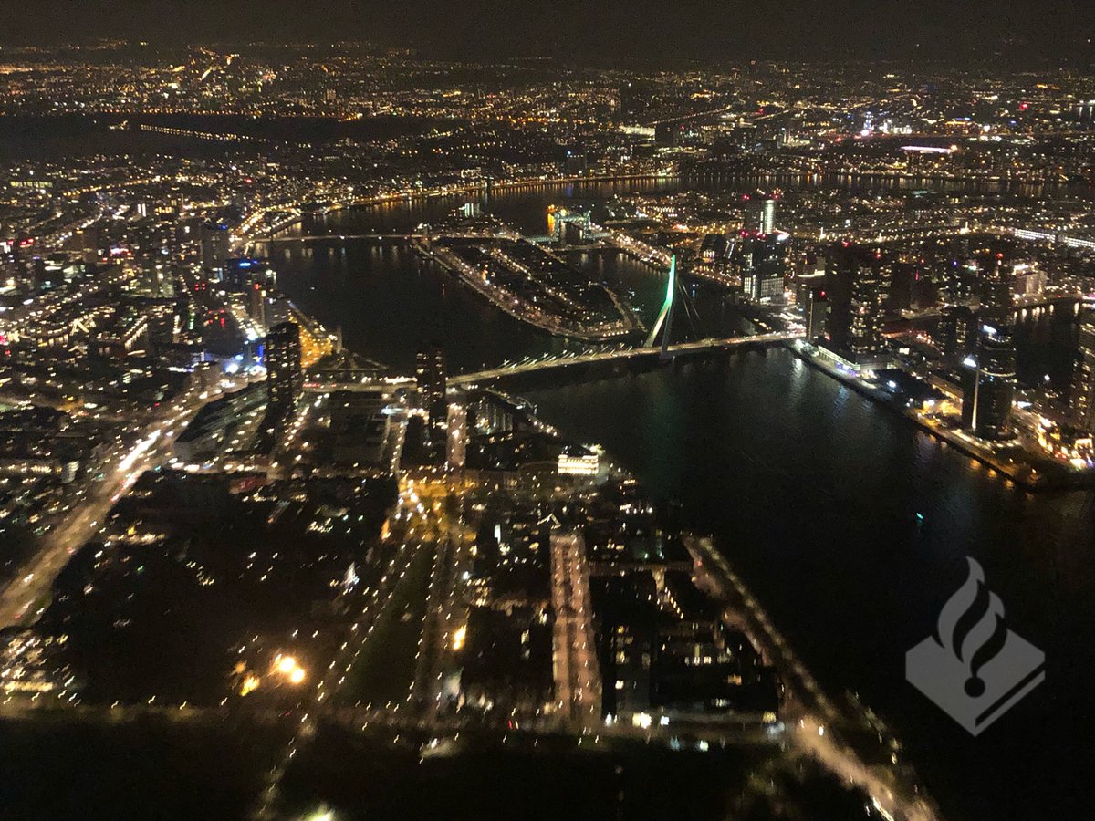DePolitieheli's tweet photo. Te mooi om niet te delen #Rotterdambynight #waakzaamendienstbaar ^04 https://t.co/2q0wCAMUl7